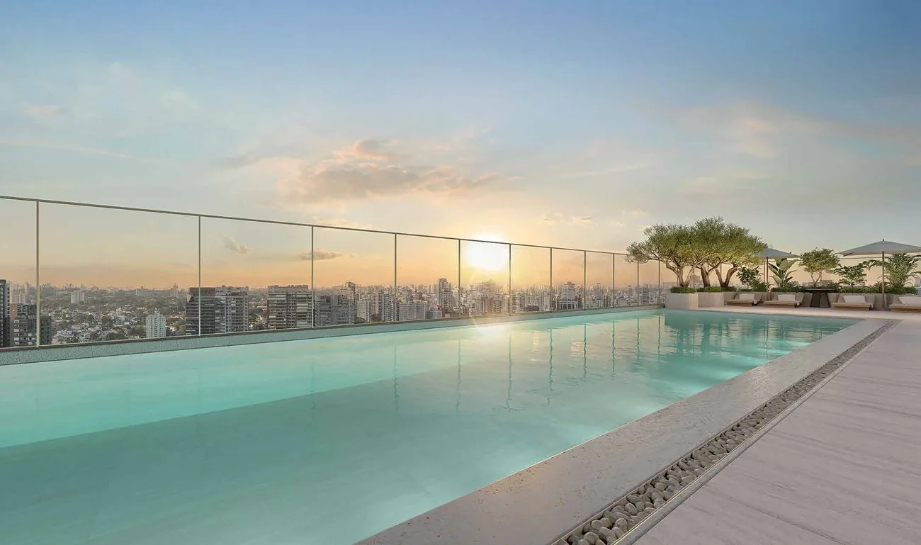 Piscina descoberta no rooftop ao pôr do sol